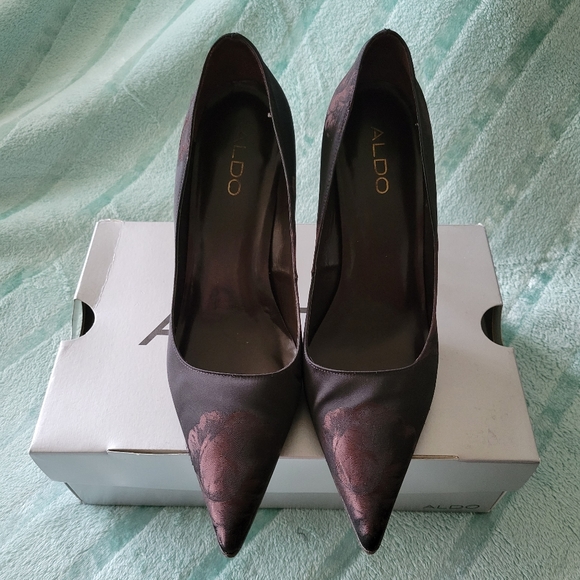 Vintage Aldo Size 39EU (Size 8 USA) Black Satin 4" Heels W/Copper Floral Print - Picture 4 of 9